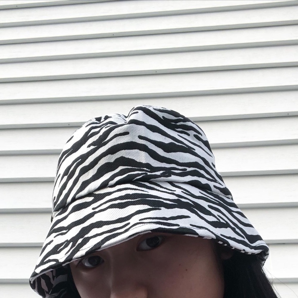 ZEBRA PRINT DENIM BUCKET HAT